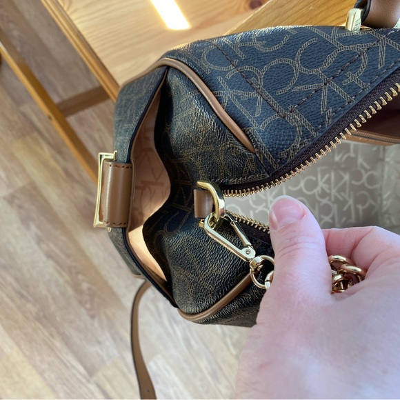 SIGNATURE CHAINED BARREL LEATHER SATCHEL IN BRN KHK/LUGGAGE/GOLD - Picture 9 of 11